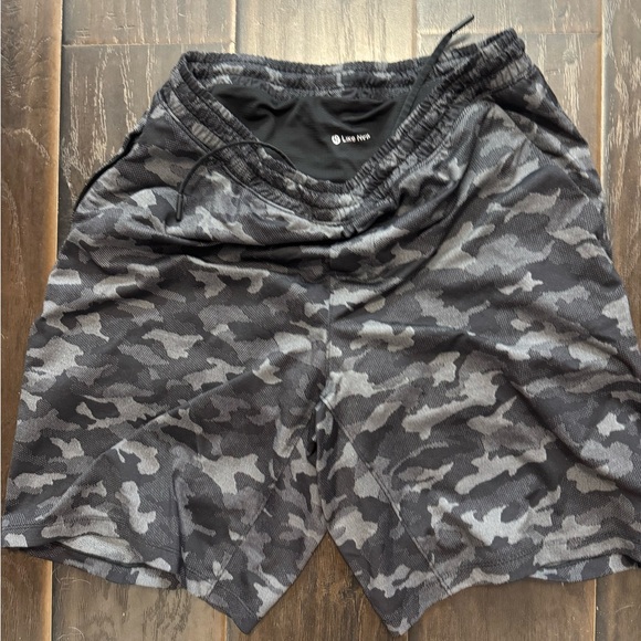 Lululemon like new lined camo pace breaker 9’ - Picture 4 of 6
